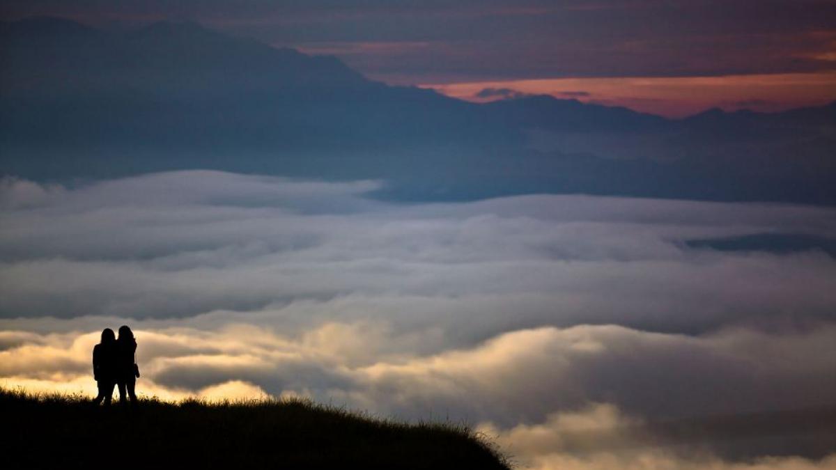 aici au fost creati adam si eva raiul de pe pamant unde locuitorii privesc in jos spre nori