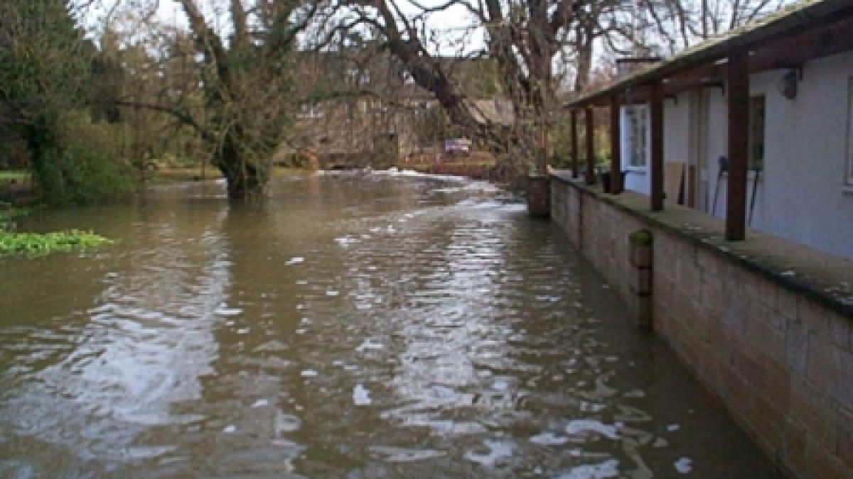 dupa nameti au venit inundatiile mai multe gospodarii dintr o localitate buzoiana sub ape