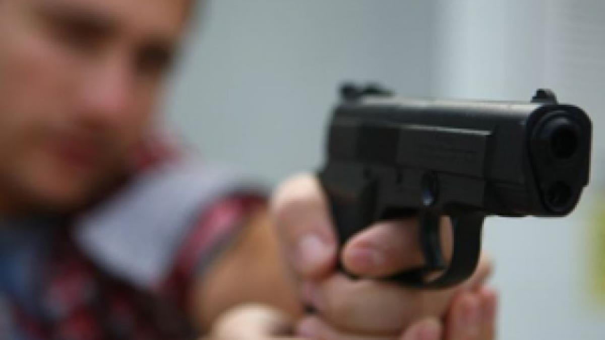 in romania orice conflict a ajuns sa fie rezolvat cu arma agentul unei firme de paza impuscat de