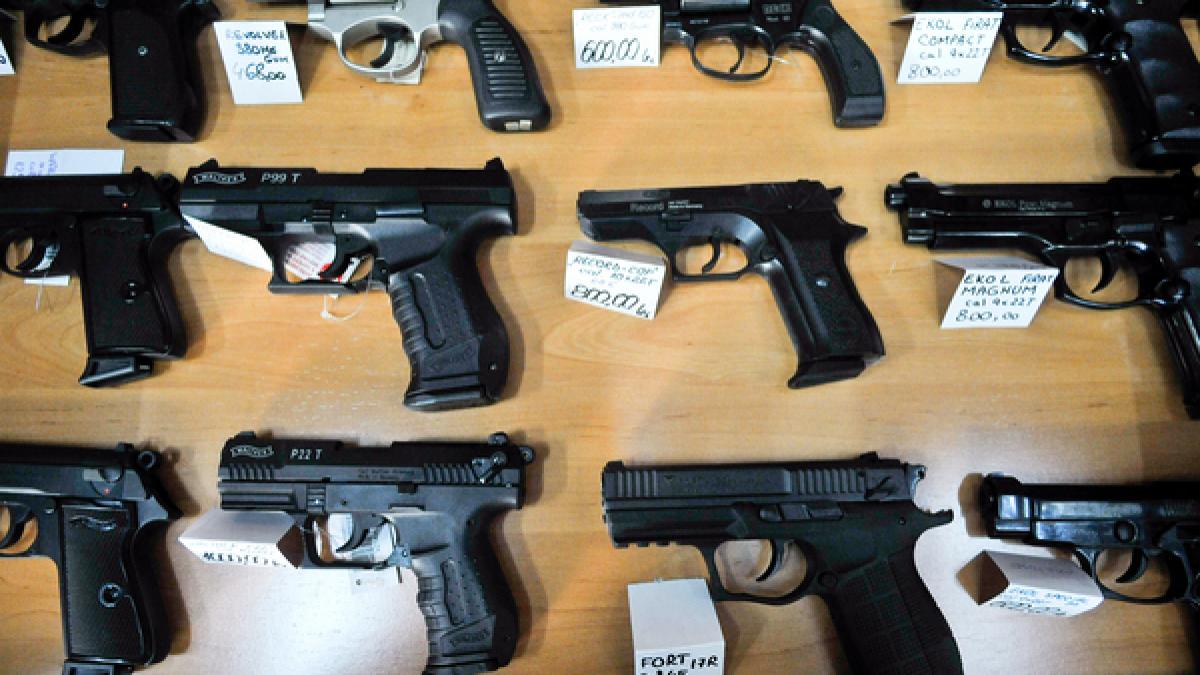 peste 8 000 de bucuresteni detin arme letale ce pedepse risca cei care se cred rambo si folosesc