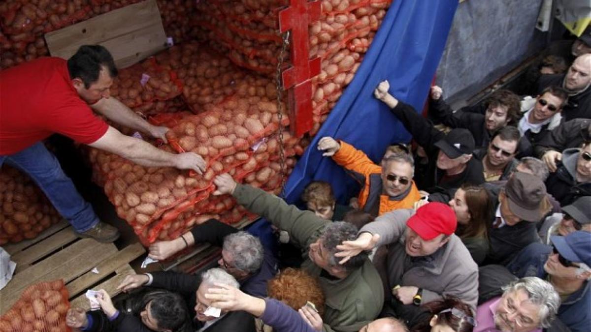 revolutia cartofilor saraciti de recesiune grecii declara razboi intermediarilor din comert