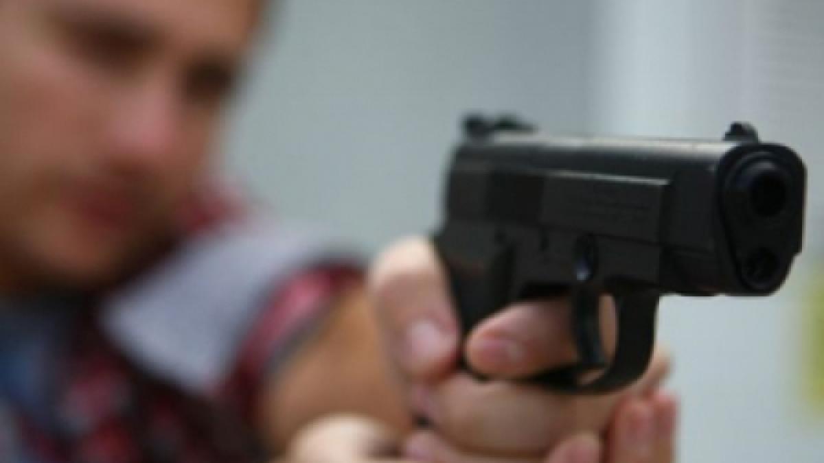 focuri de arma intr un restaurant din targoviste barbat ranit usor de catre un tanar