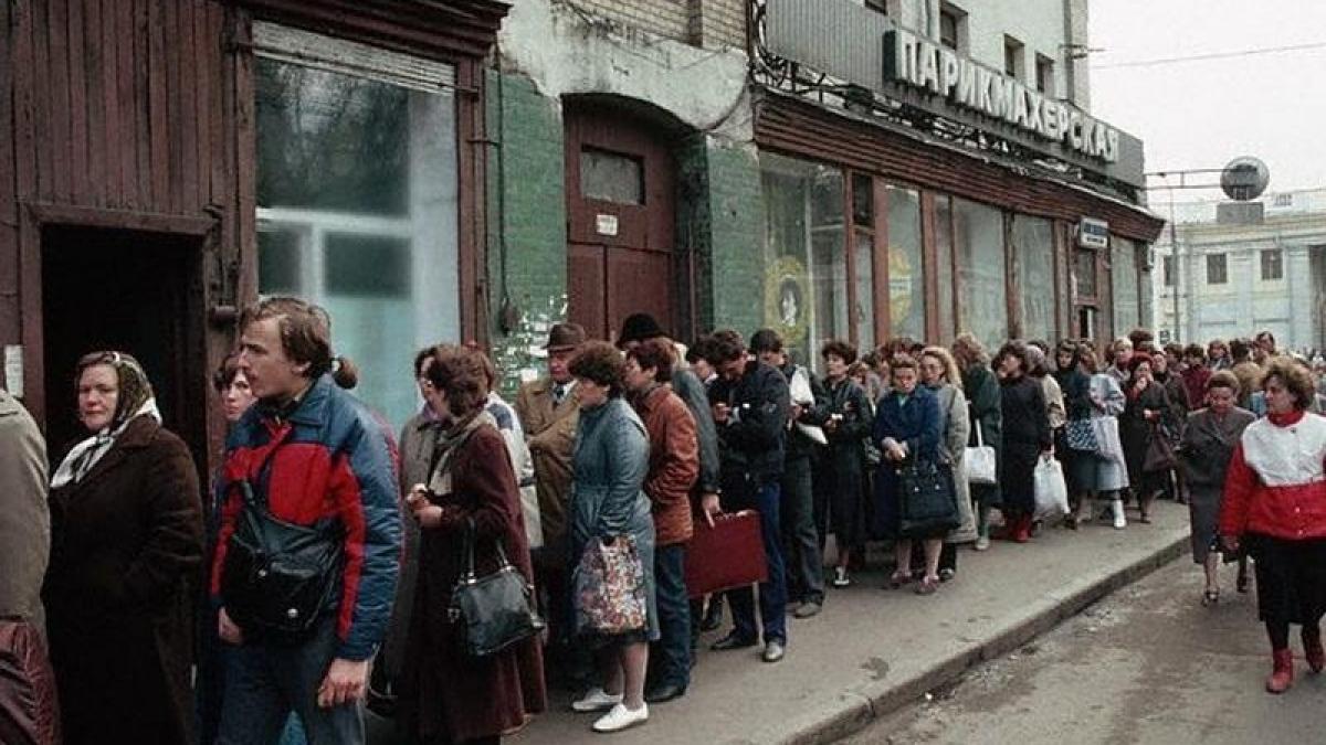 imaginea care starneste amintiri oricarui roman care a trait in comunism faimoasa coada pentru