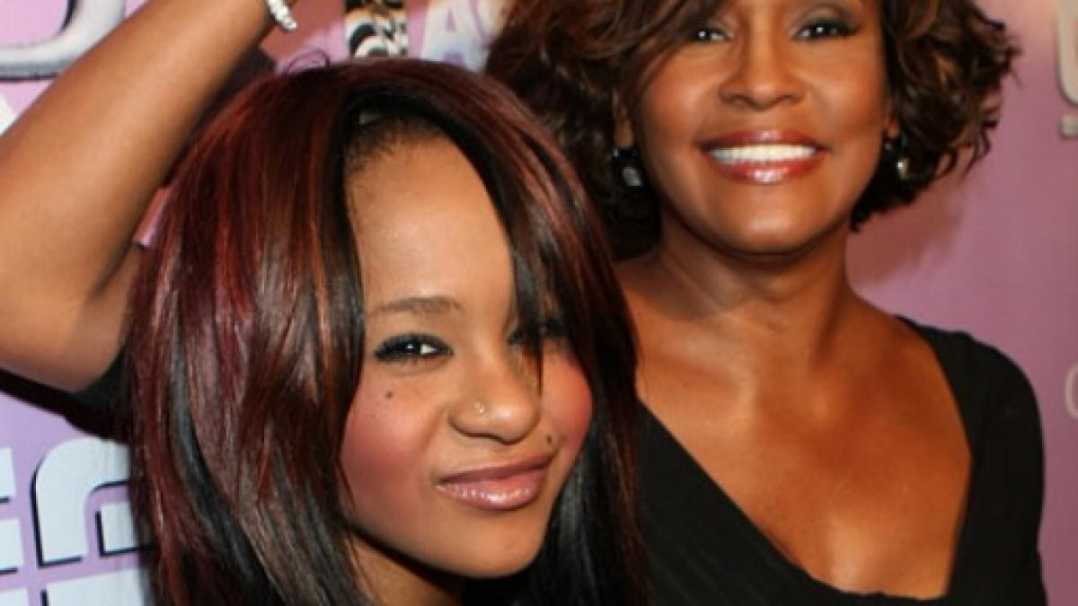 scandal de proportii in familia lui whitney houston vezi ce o face pe artista sa se rasuceasca in