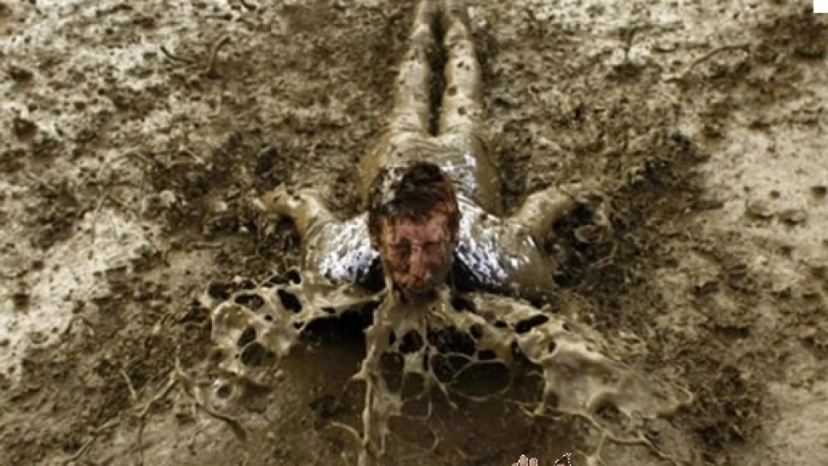 se intampla doar in romania baie cu noroi la propriu in mijlocul bucurestiului vezi imagini murdare