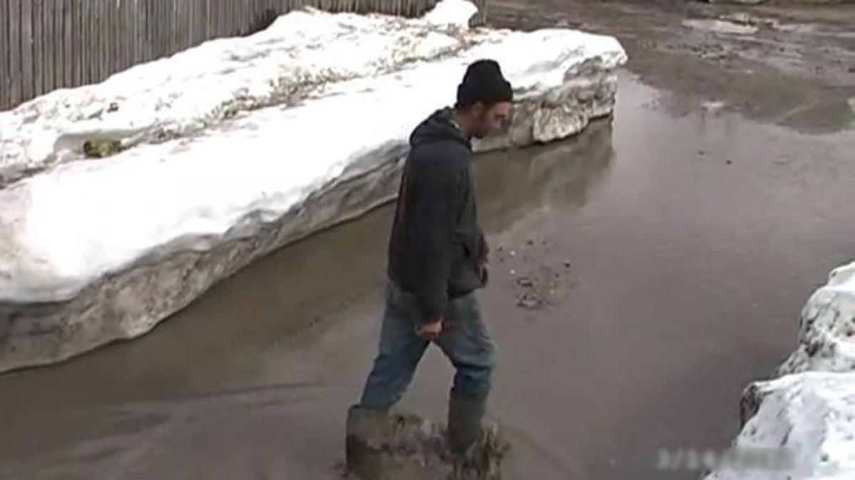 umilinta saracie noroi si apa asta a ramas in casele oamenilor dupa topirea zapezilor autoritatile