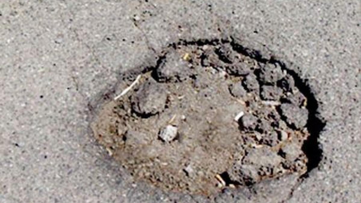 o sosea din craiova a inghitit rotile unui camion