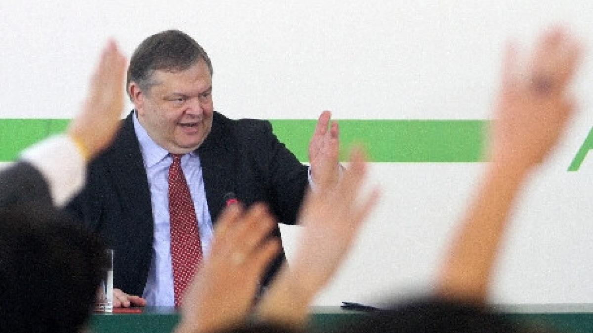 membrii partidului socialist grec voteaza pentru noul lider al formatiunii