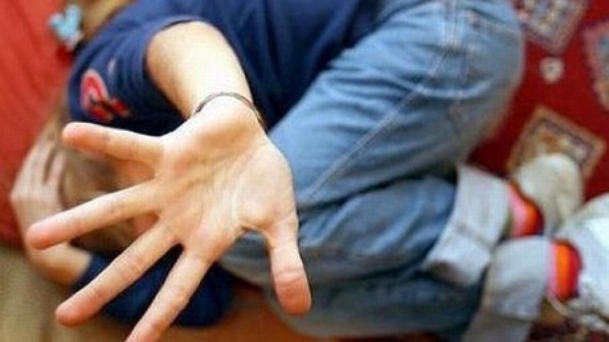 cruzime fara margini un profesor roman si a violat fiica vitrega sub amenintarea armei si a filmat