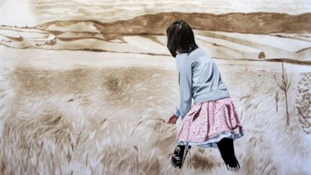 impresionant o artista americana picteaza cu praf