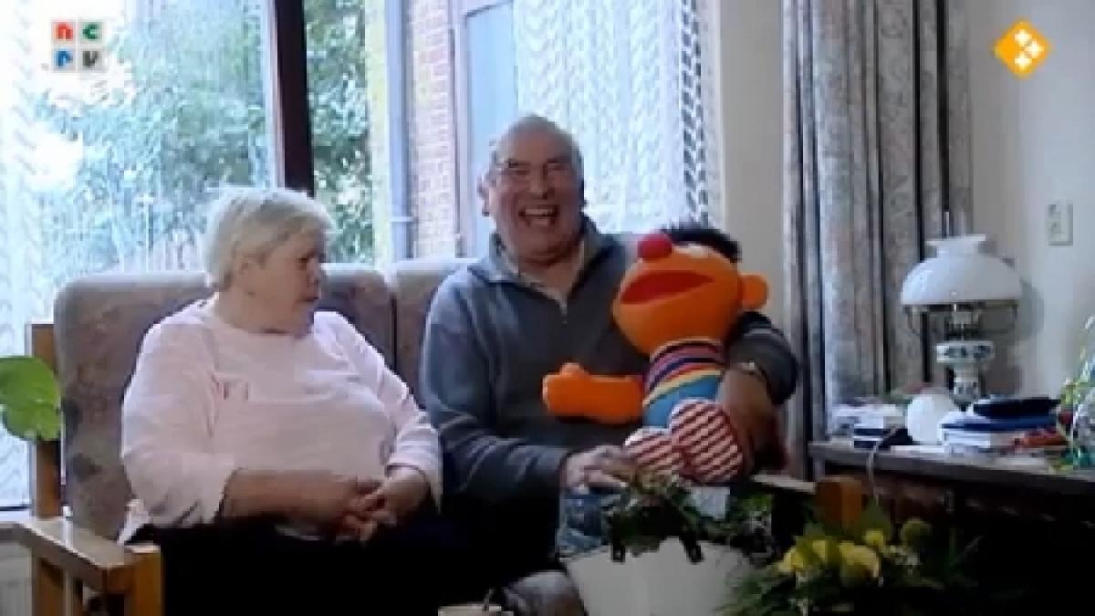 incredibil pur si simplu nu se poate opri din ras barbatul care rade continuu