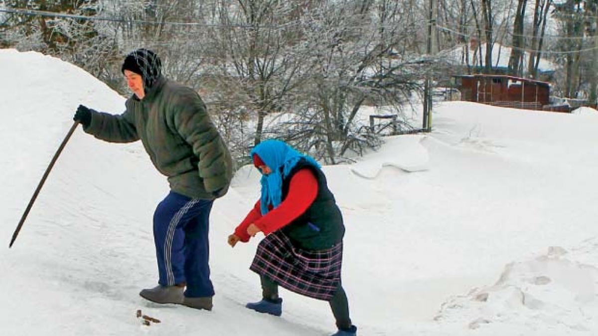 sute de oameni din buzau sunt in continuare acoperiti de troiene au primit ajutoare de la 2 700 km