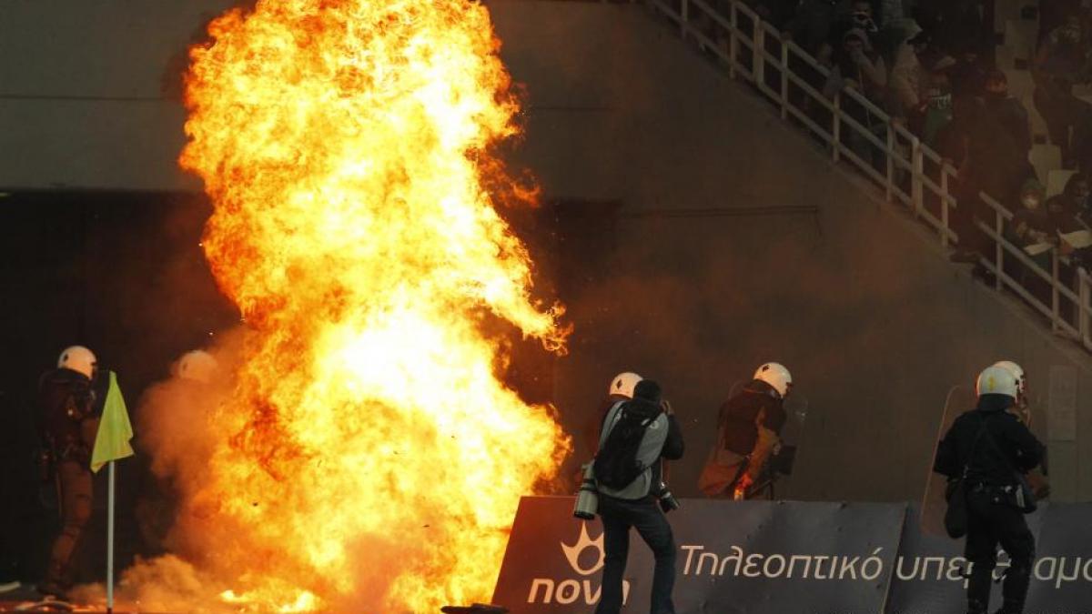 violentele din grecia nu ocolesc fotbalul fanii lui panathinaikos au incendiat stadionul la derby