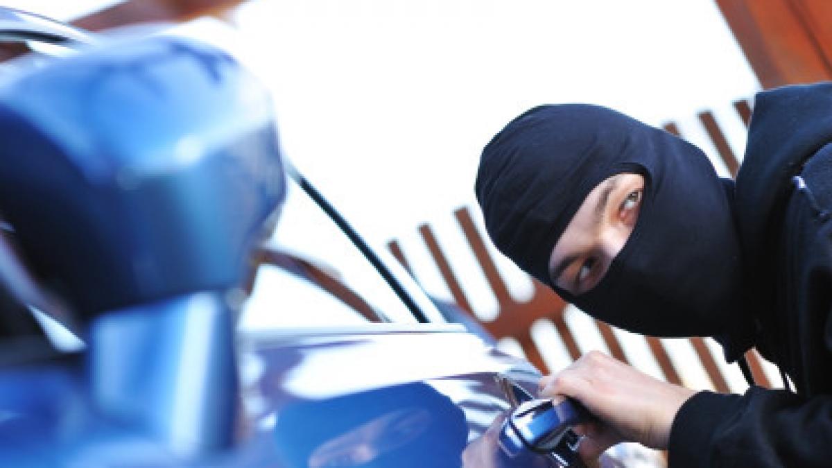 impuscaturi in piata victoriei din capitala doi hoti de masini prinsi langa sediul guvernului