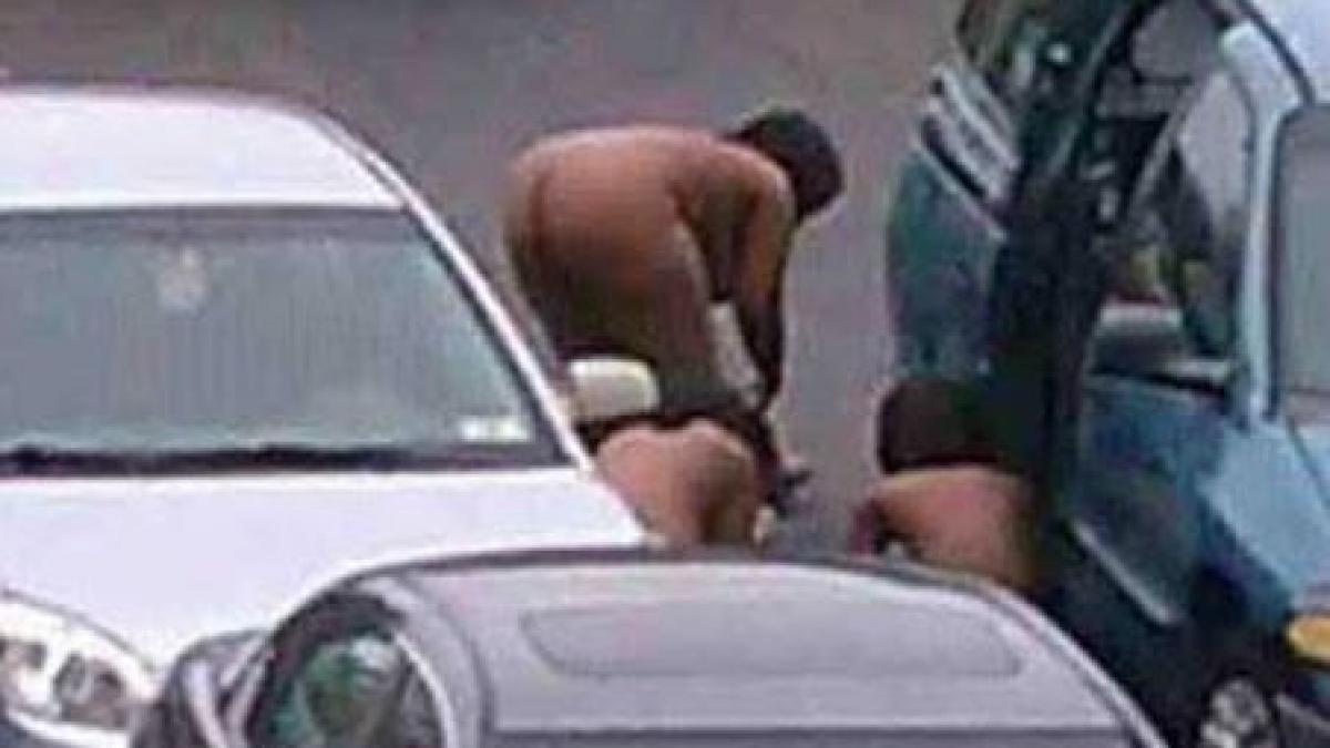 o mama si copiii ei s au dezbracat si au cantat imnuri religioase in fata unei scoli