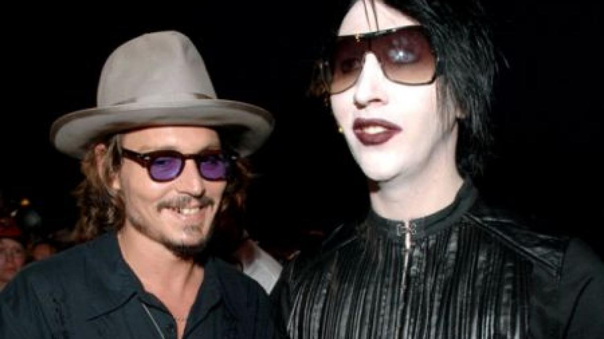 un duet bizar johnny depp canta cu marilyn manson