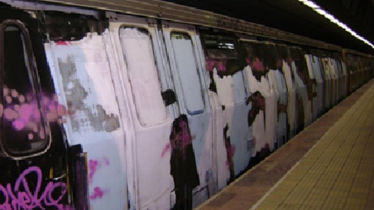 inedit graffiti pe garnitura unui metrou din capitala manifest urban de celebrare a apei