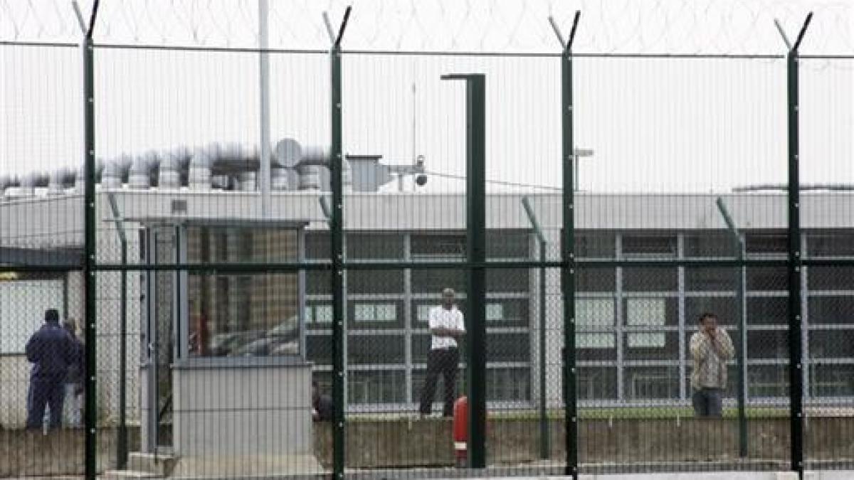 o familie de romani impreuna cu un bebelus se afla in detentie administrativa in franta