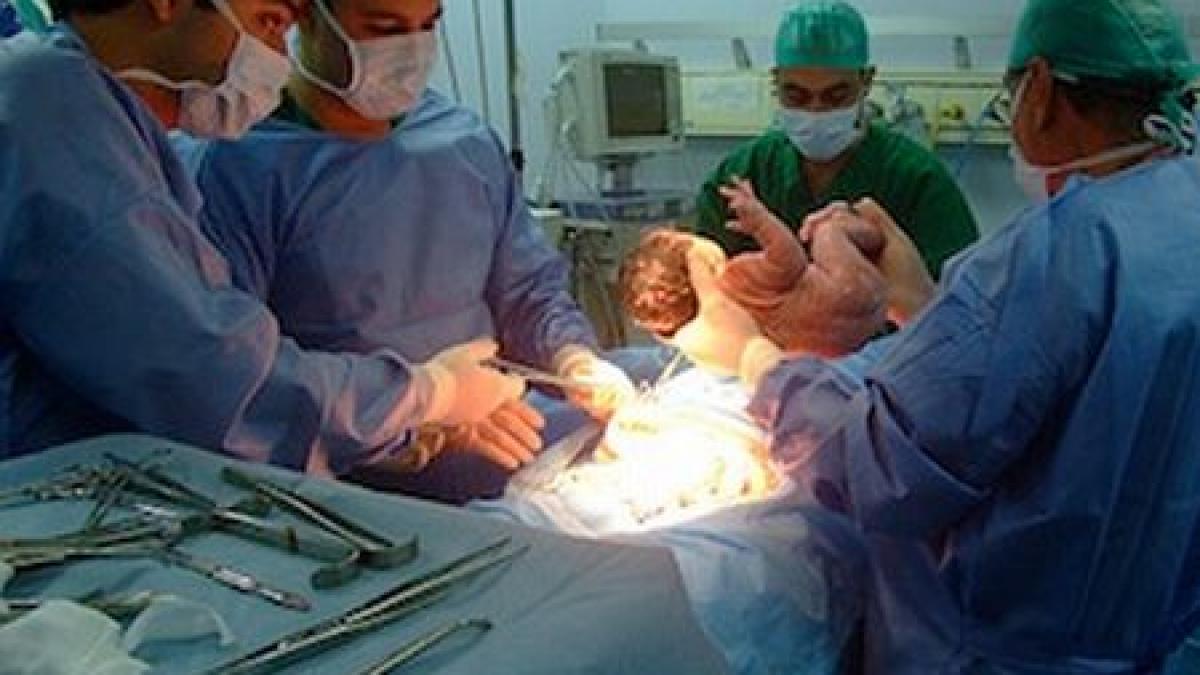 o tanara care a suferit o operatie de cezariana sustine ca a fost lasata trei zile cu rana deschisa