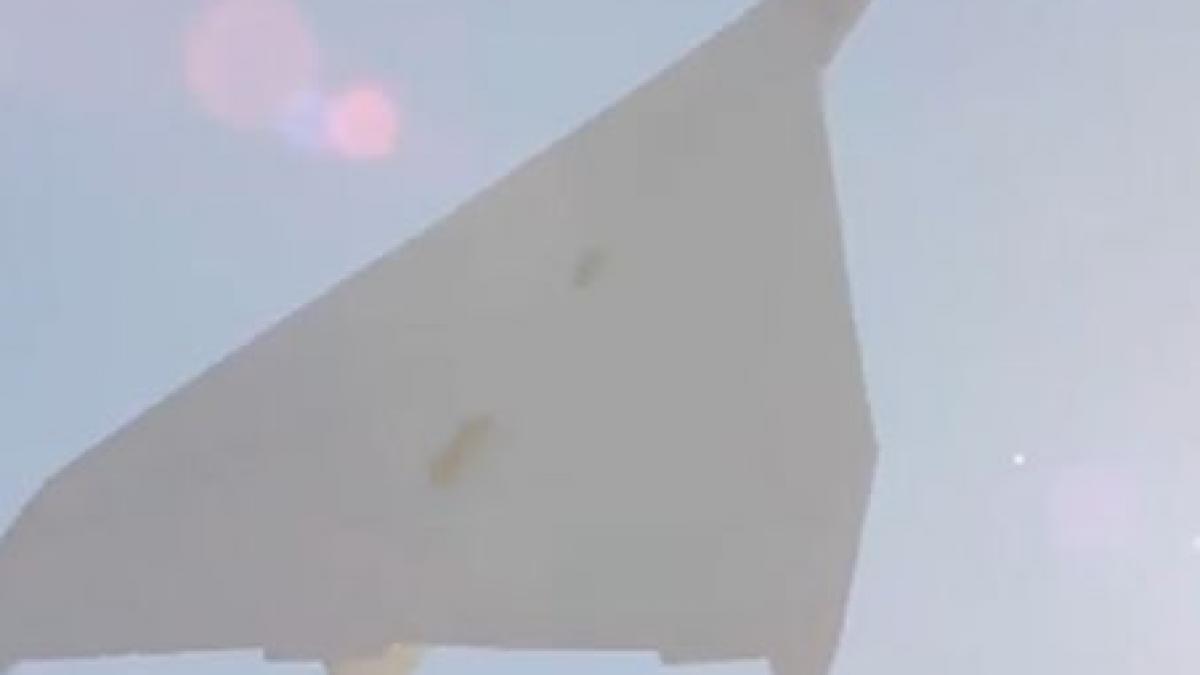 vezi aici cum arata cel mai mare avion de hartie din lume