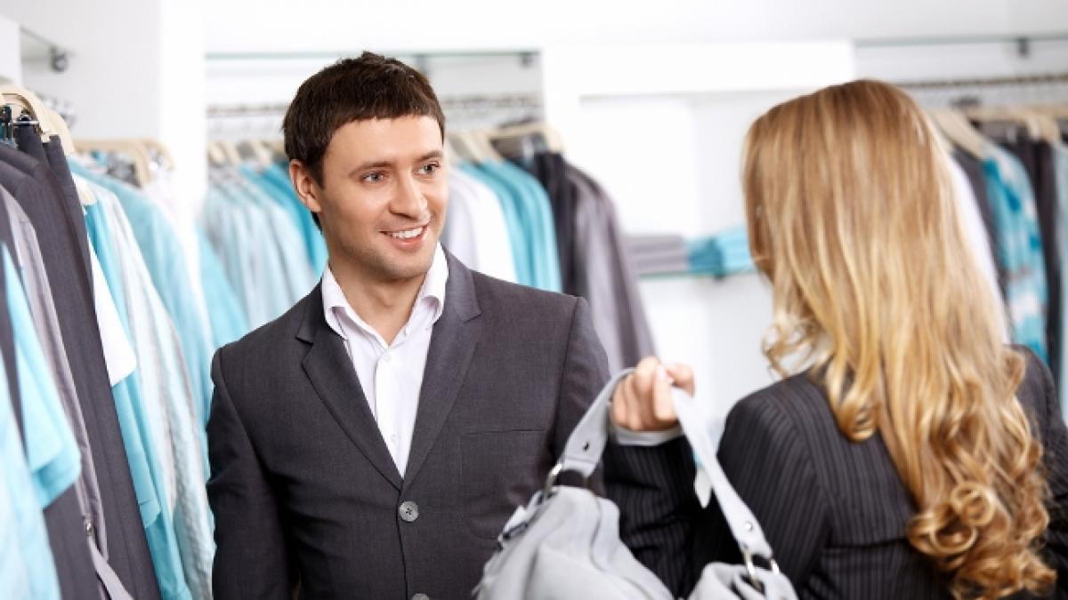 un magazin de pantofi din malaezia ofera clientelor discounturi si barbati