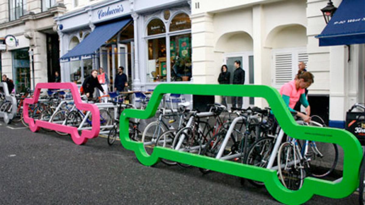 schimbare de mentalitate romanii incep sa schimbe masinile cu bicicletele