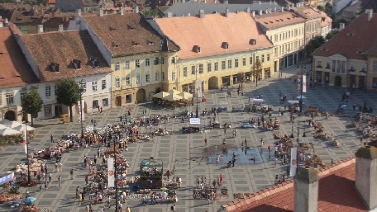 sibiu o mana de actori au facut inviorarea de dimineata in piata mare din oras