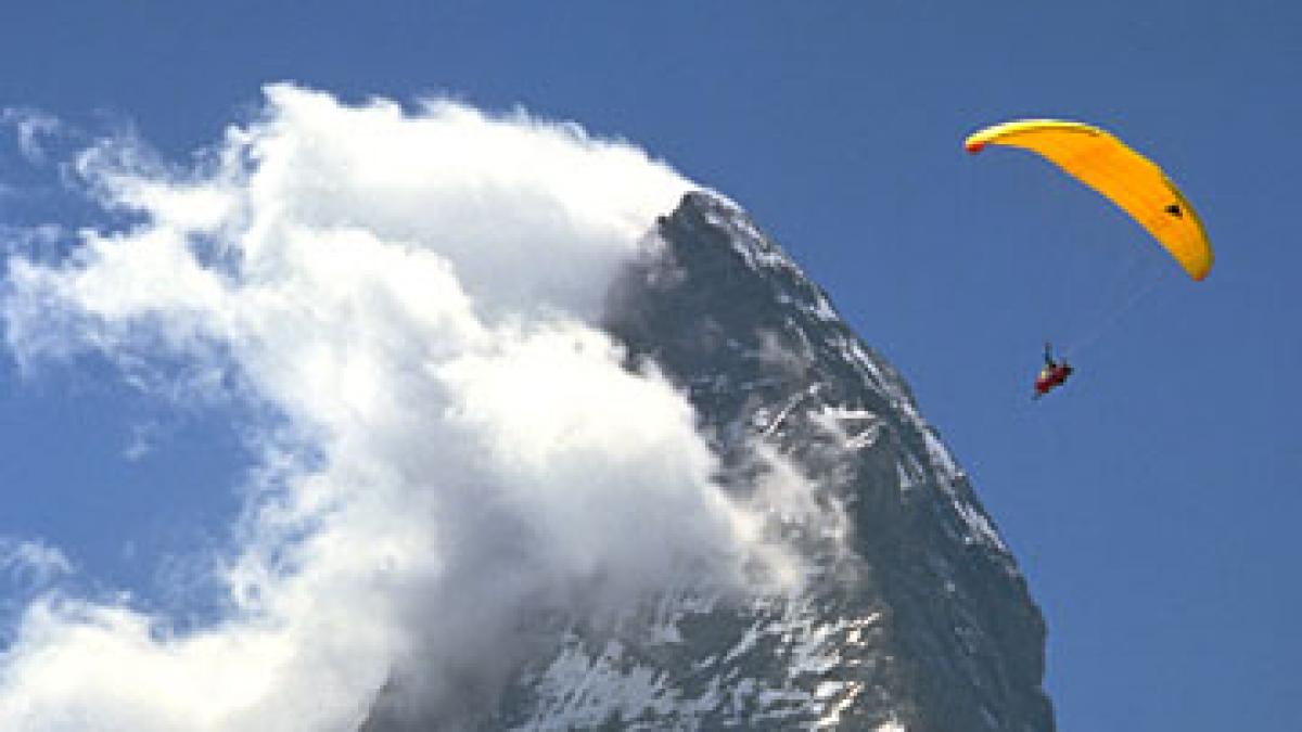 un tanar care a sarit cu parapanta s a prabusit peste o casa