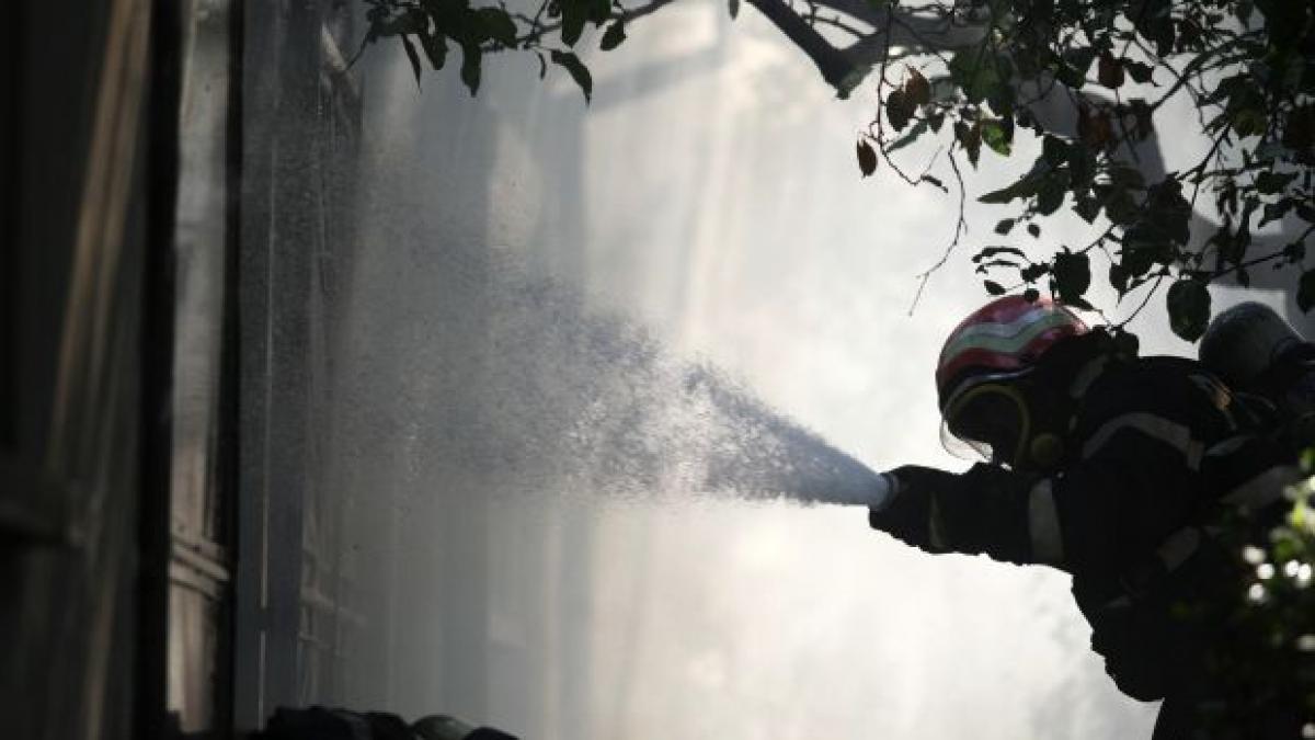 doua case din ferentari s au transformat in cenusa cinci oameni intoxicati cu monoxid de carbon au