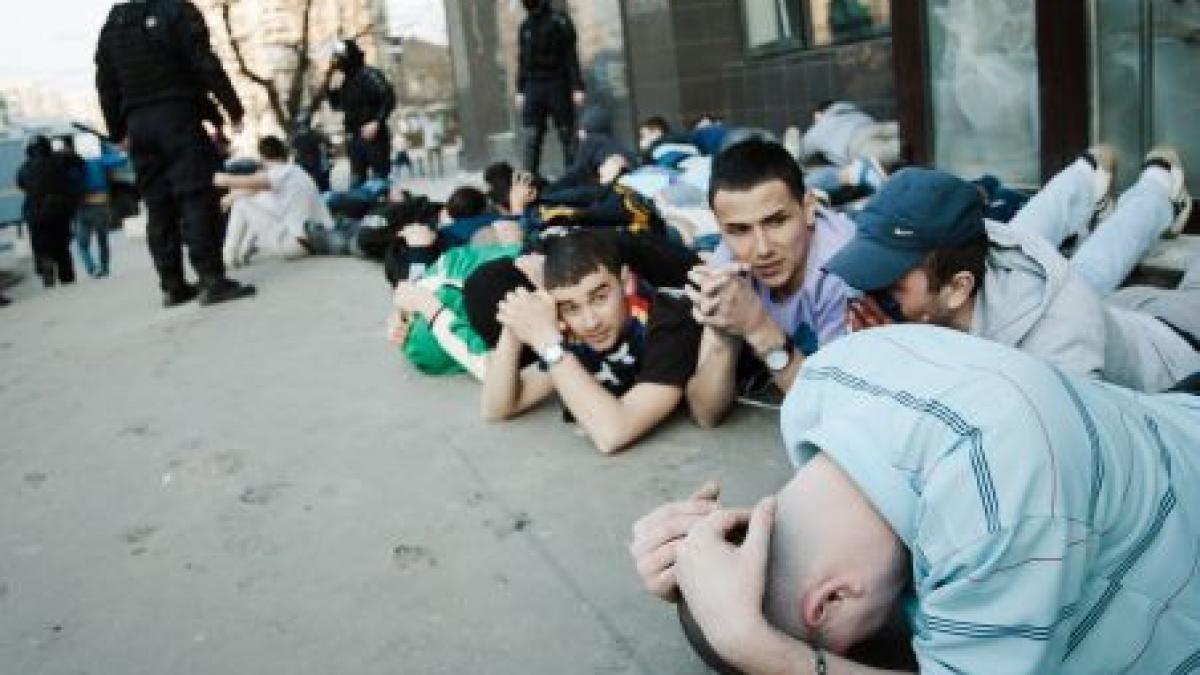 imagini socante de la violentele de sambata din piata victoriei jandarmii si suporterii se acuza