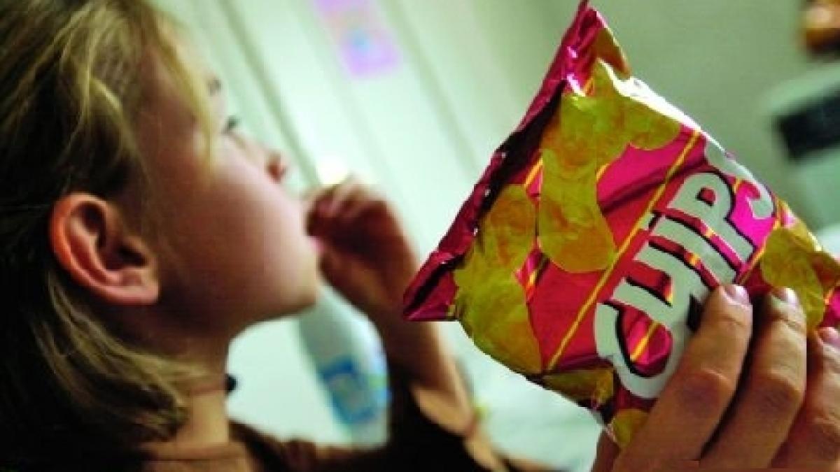 chioscurile din scoli vand alimente interzise prin lege elevilor chipsuri si merdenele la discretie