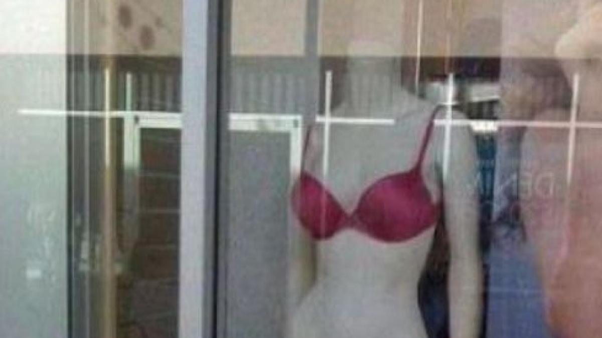 afla de ce a revoltat atat de tare vitrina acestui magazin e un pericol pentru copiii nostri