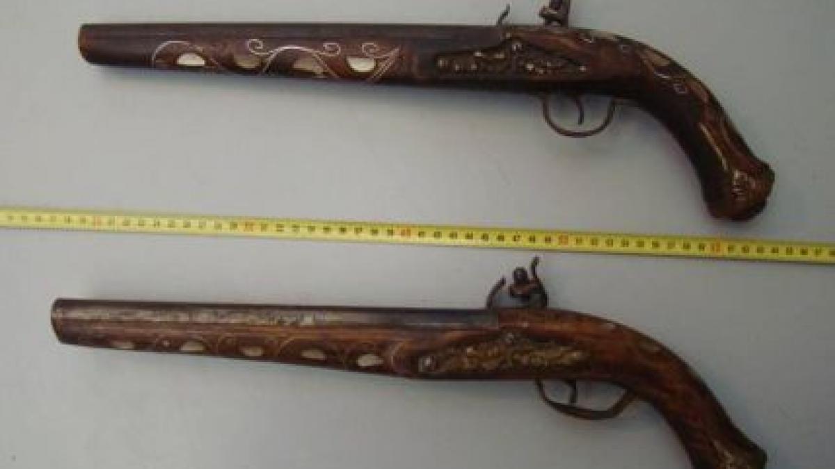 Două arme specifice secolului al XIX-lea, descoperite la Giurgiu într-un autocar venit din Grecia