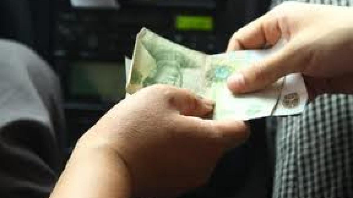 doua persoane trimise in judecata dupa ce au platit un taximetrist cu bancnote false