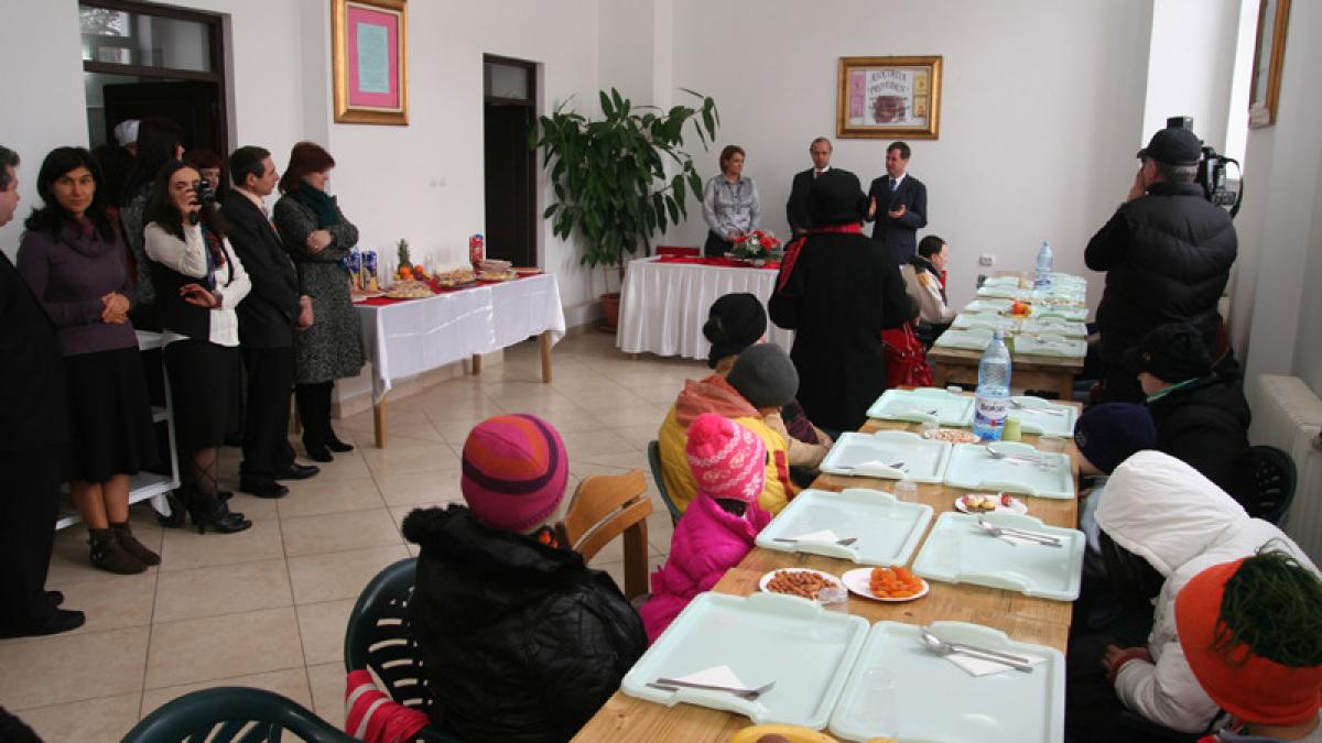 cu doi ani in urma castigau mii de dolari acum mananca la cantinele sociale romanii din italia