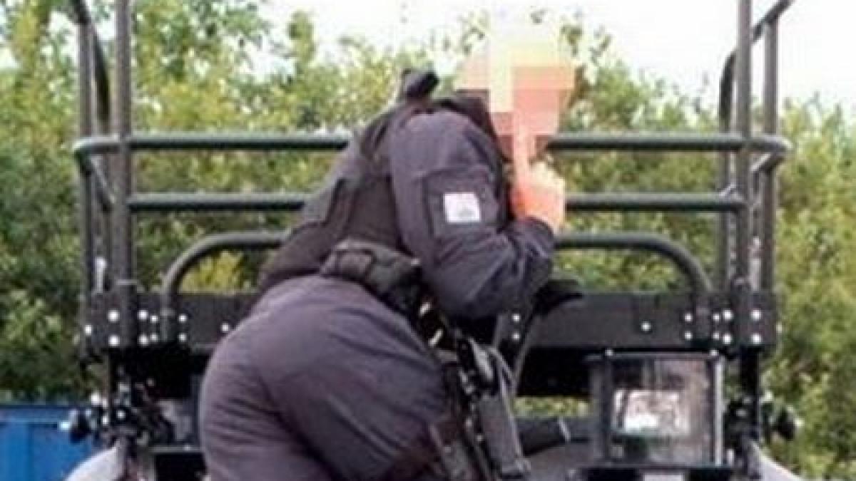 cum se joaca politistii cu armele din dotare in timpul serviciului au fost retrogradati din cauza