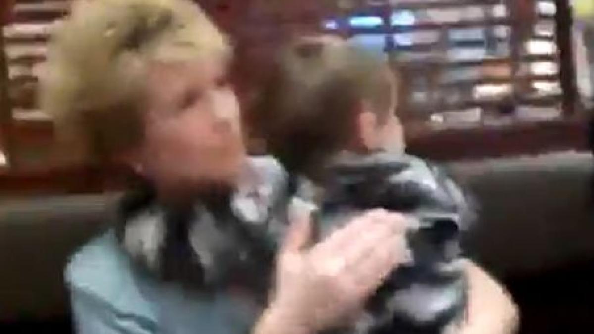 ea este mama anului uite cum isi linisteste copilul la un cutremur de 9 grade