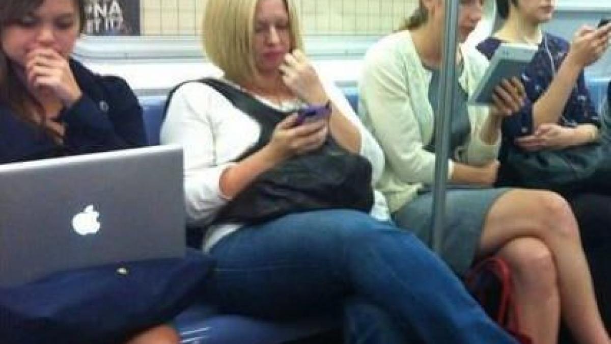 omul care a calatorit in timp fotografiat in metroul din new york imaginea lui vazuta tot mai rar