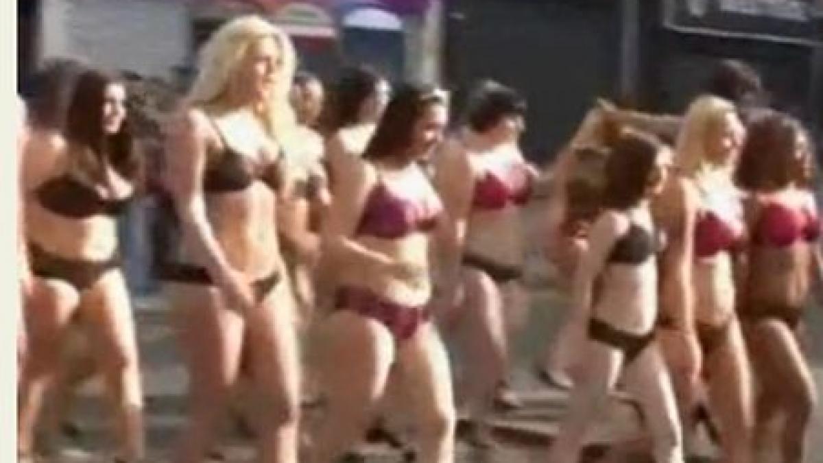 londonezii s au infierbantat o armata de femei a defilat pe bulevard in lenjerie intima