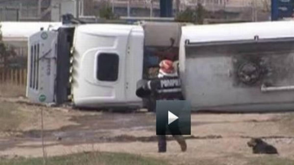 pericol de explozie la buzau o cisterna incarcata cu combustibil s a rasturnat in apropierea unei