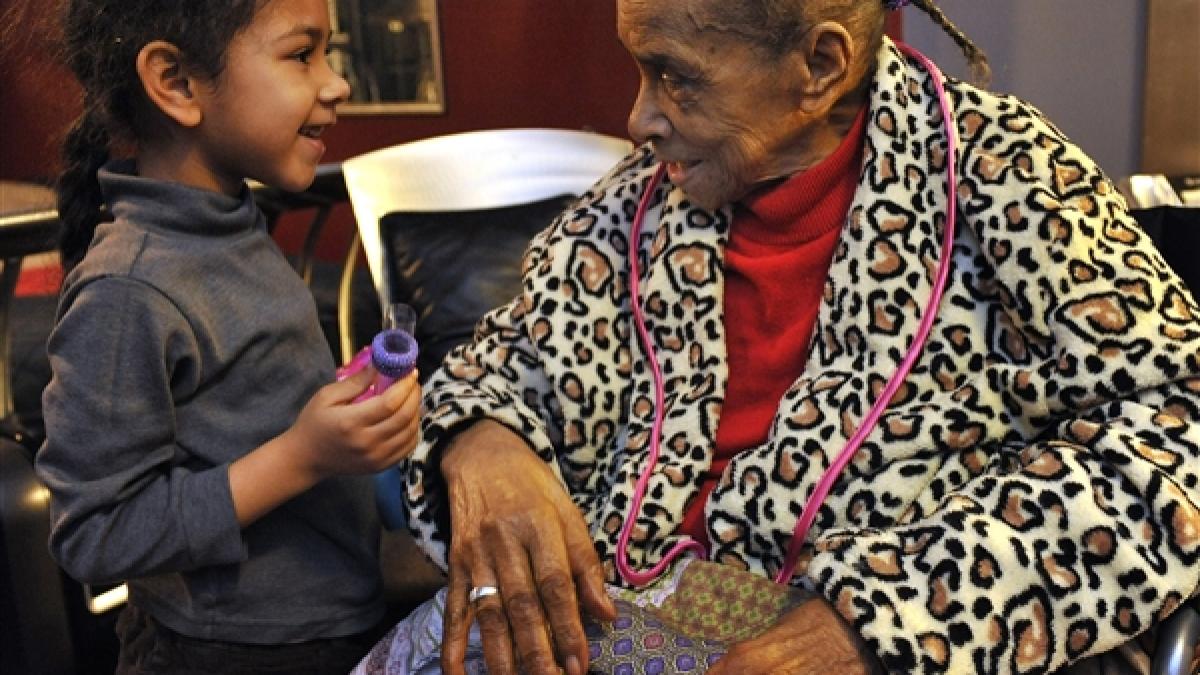 emotionant o femeie de 101 ani si a recuperat casa cu ajutorul unei organizatii de caritate