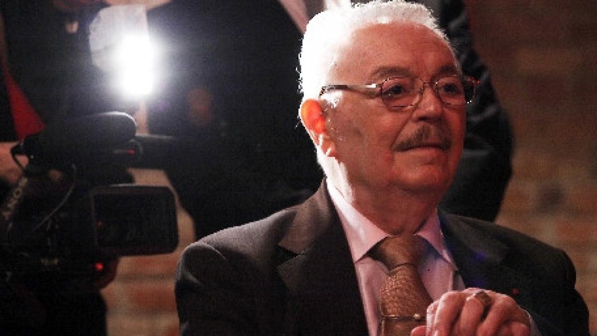 trupul neinsufletit al lui ion lucian va fi depus la excelsior luni inmormantarea va avea loc marti trupul neinsufletit al lui ion lucian va fi depus la excelsior luni inmormantarea va avea loc marti