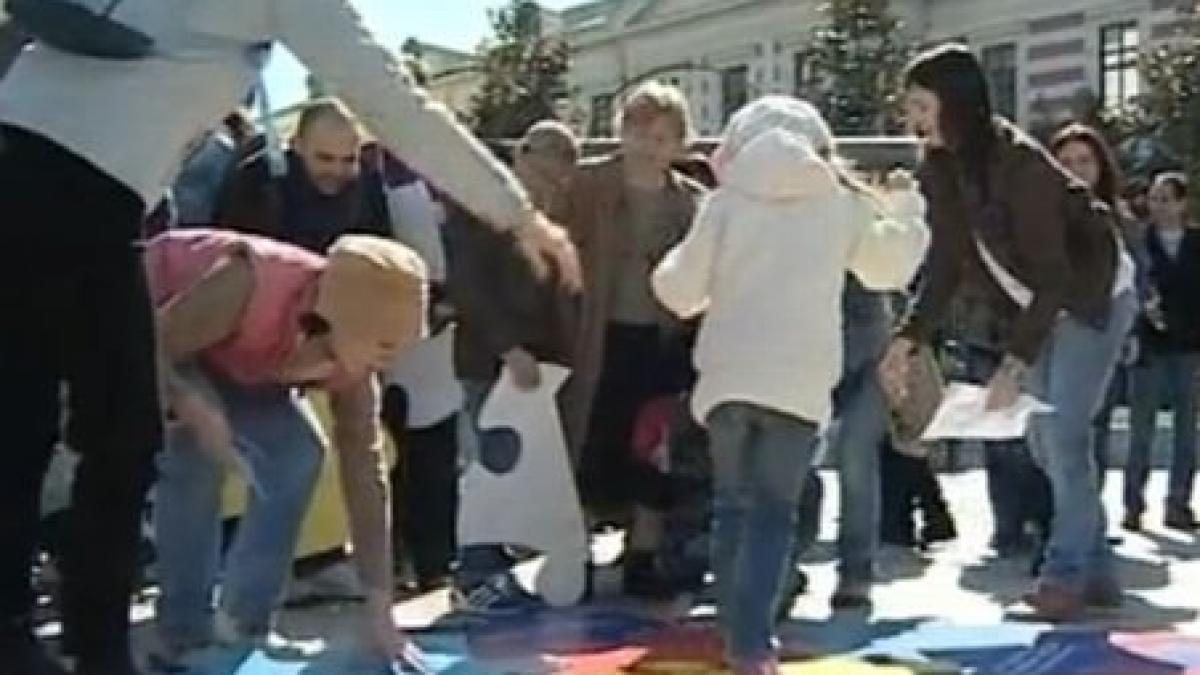 nu i ignora desi captivi intr o lume numai a lor copiii autisti exista si au nevoie de sprijinul tau