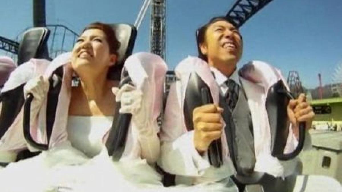 si au jurat credinta vesnica la peste 100 km h in cel mai abrupt rollercoaster din lume