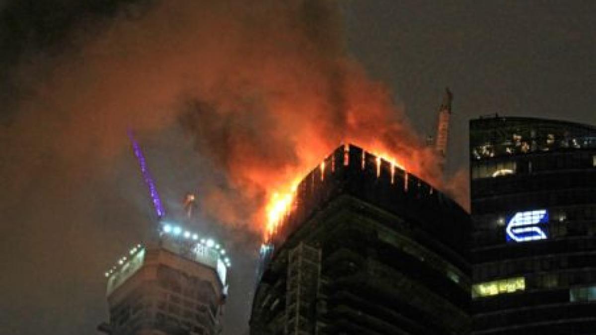 turnul federatiei din moscova cuprins de flacari autoritatile se asteapta la prabusirea etajelor