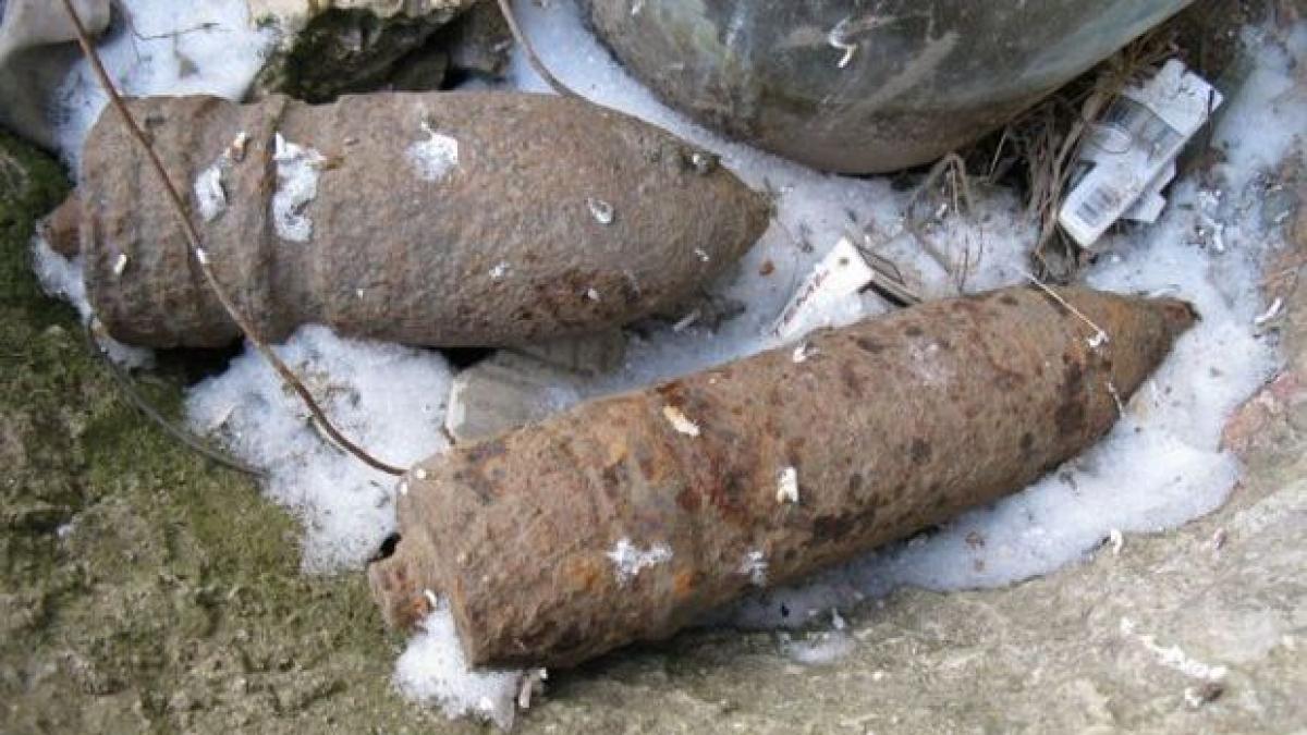 cautau fier vechi in centrul iasiului dar au dat peste doua obuze n au anuntat politia ci le au