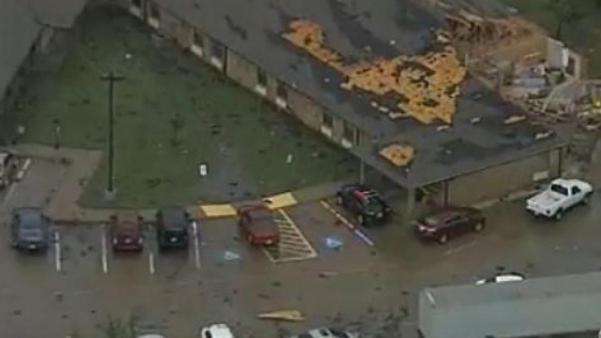 doua tornade puternice au lovit orasul american dallas adapostiti va mesajul care a semanat