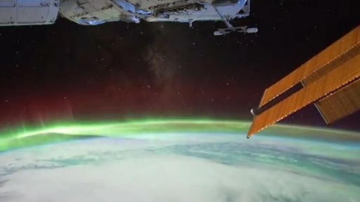 imagini uimitoare cum se vede aurora australa din statia spatiala internationala
