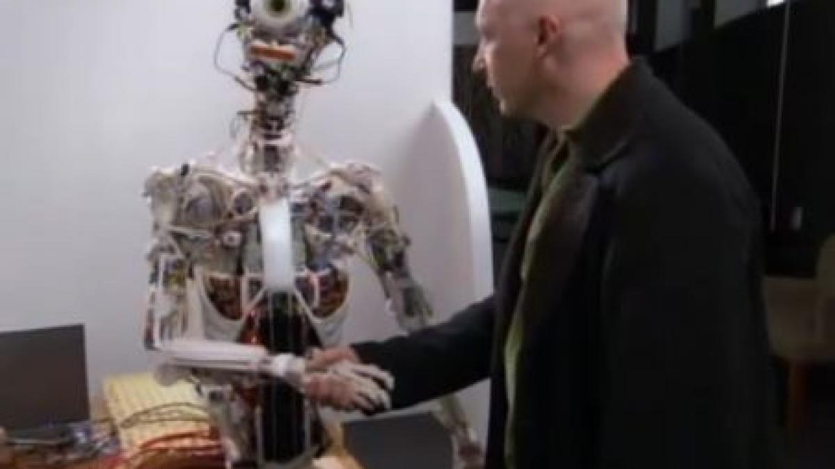 inedit vezi aici cum arata robotul care imita omul