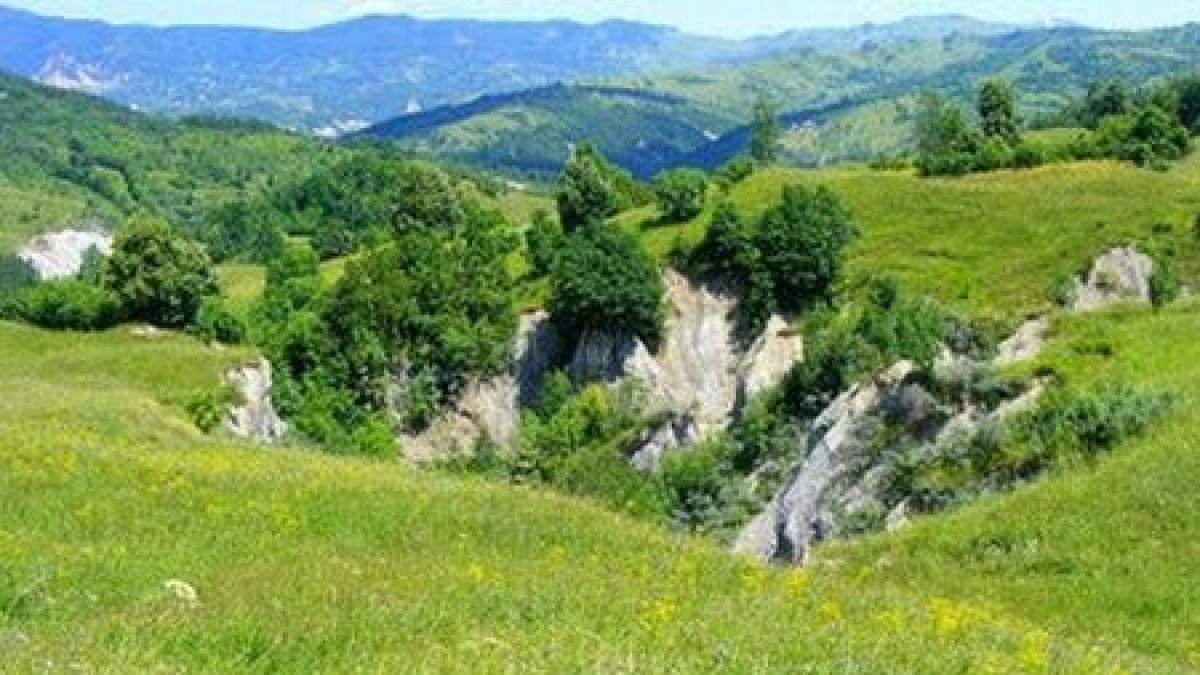 jurnalist al publicatiei the guardian pe bicicleta in muntii buzaului romania o lume a miturilor si